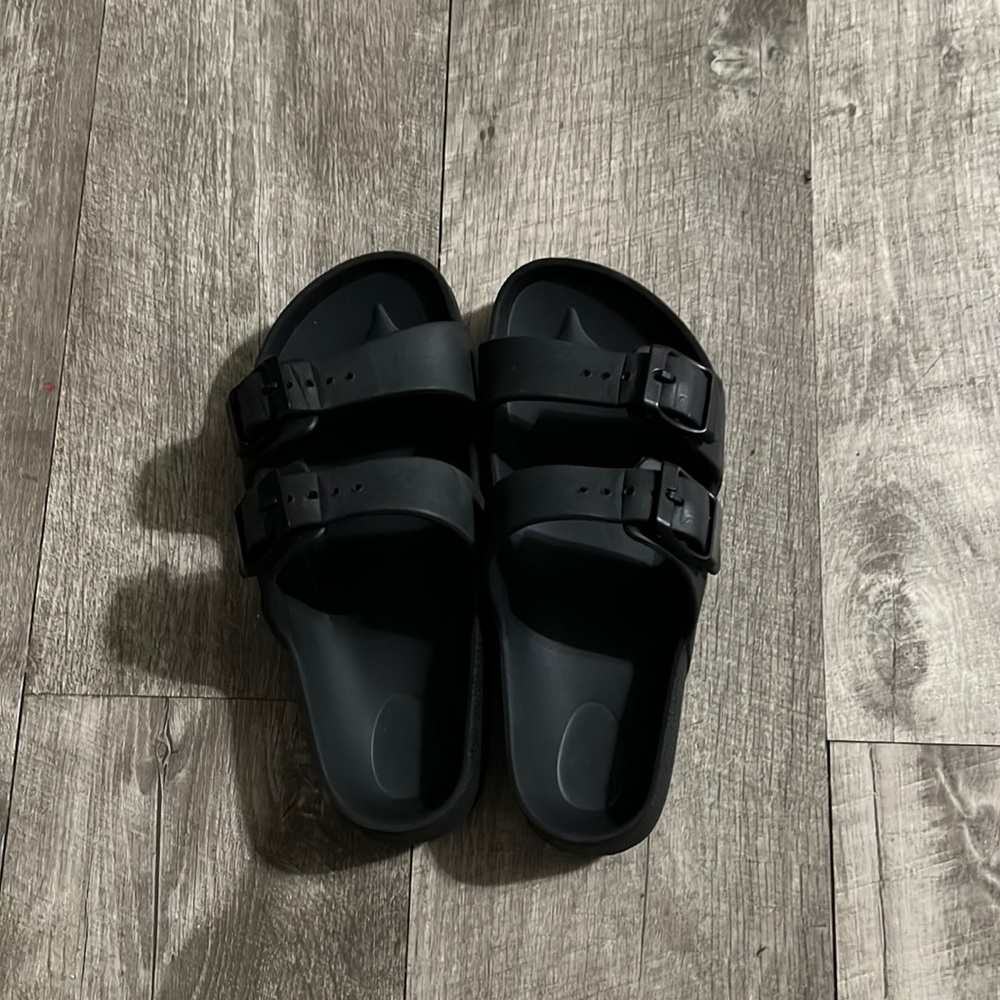 Kids size 2 rubber sandals, great condition